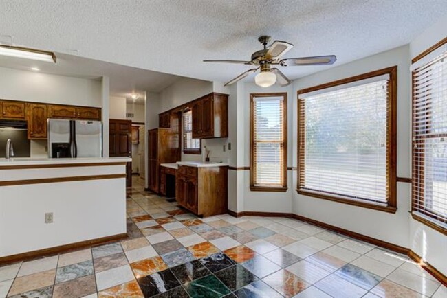 Foto del edificio - 837 N Walnut Bend Rd