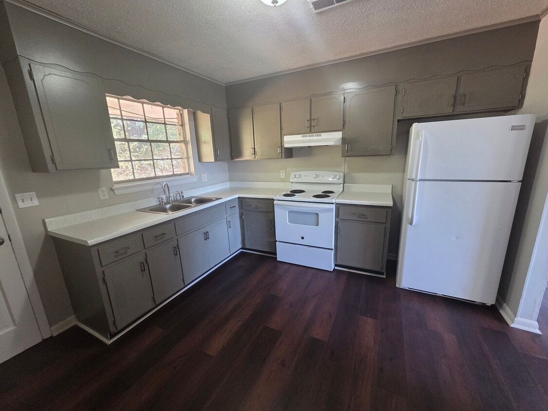 Foto principal - Move In This November & Save Big! Half Off...