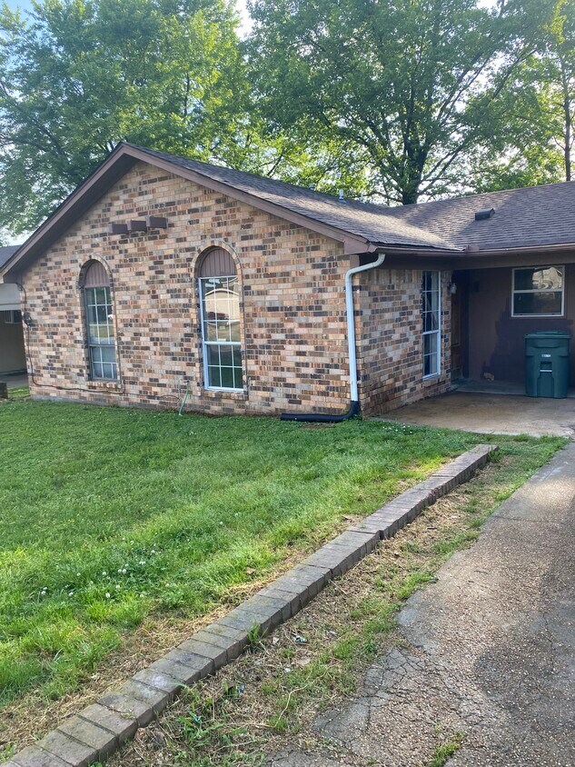 Foto principal - 4966 Hillbrook Rd