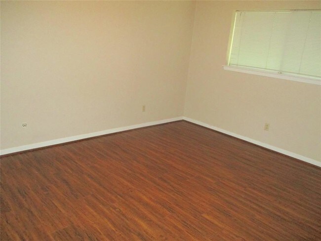 Building Photo - 10122 Shadow Wood Dr