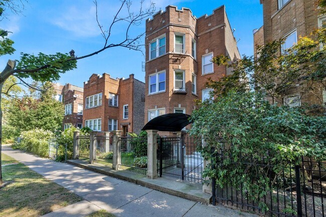 Foto del edificio - 6311 N Oakley Ave