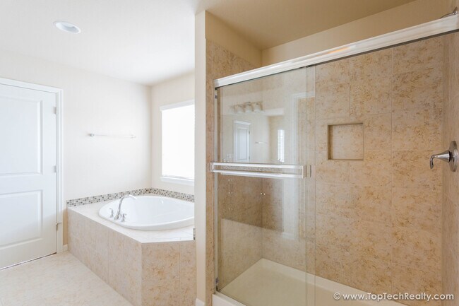 Foto del edificio - Spectacular 5 BD* 2.5 BA* + Bonus Room Sin...