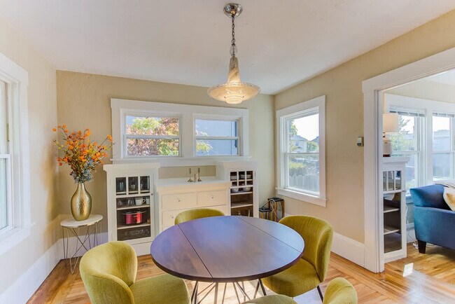 Foto del edificio - 2243 Woolsey St