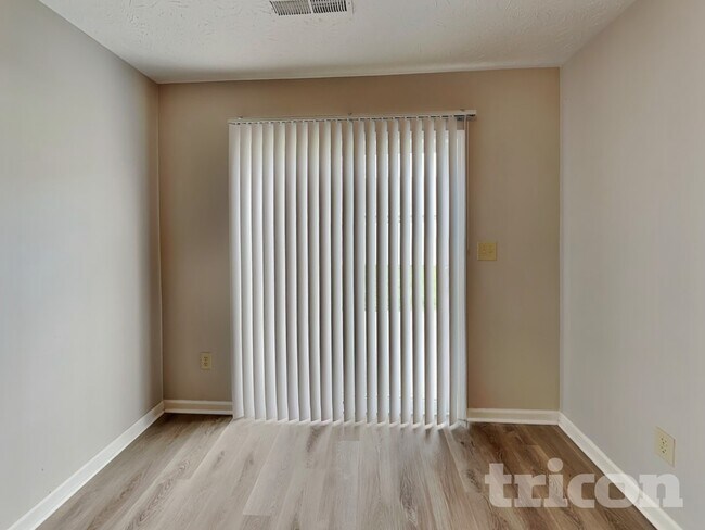 Building Photo - 1806 12 Oaks Dr