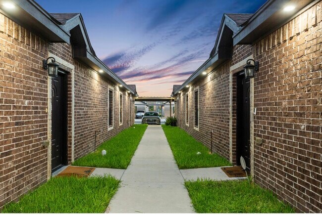 Main Walkway - 2616 Larkspur Ave