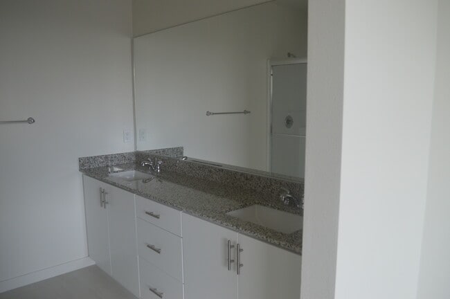 Building Photo - 5202 Sunset Wave Dr