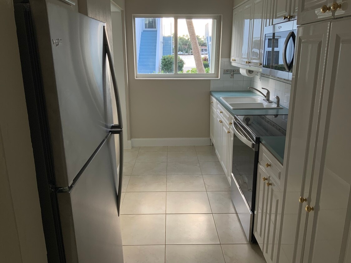 Primary Photo - 425 Bayshore Dr