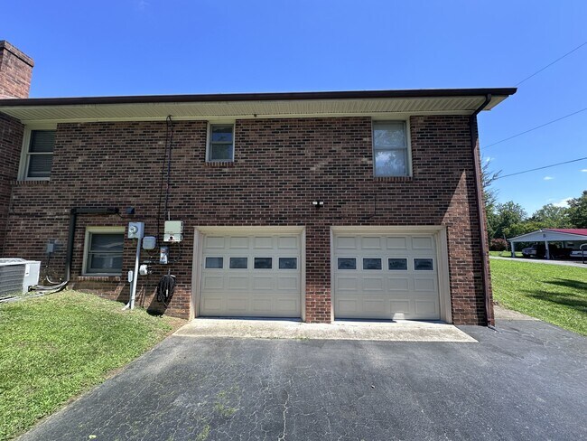 Foto del edificio - 881 Little Creek Rd