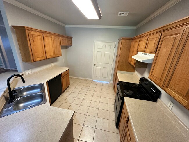 Foto del edificio - 2614 Silvertree Dr