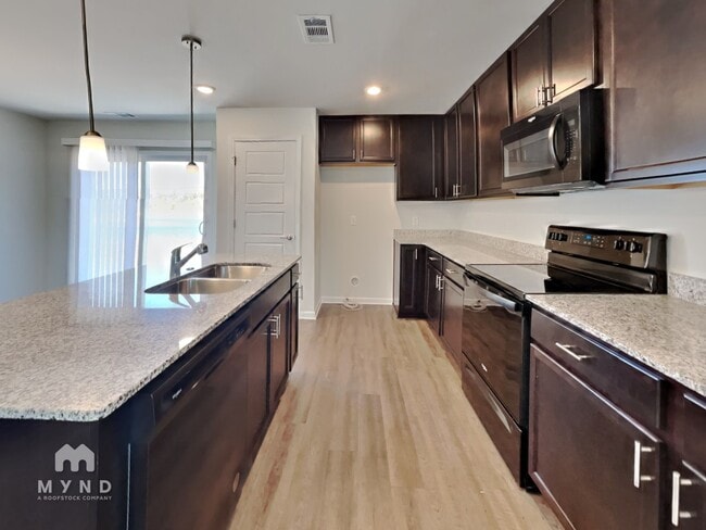 Foto del edificio - 120 Dasher Dr