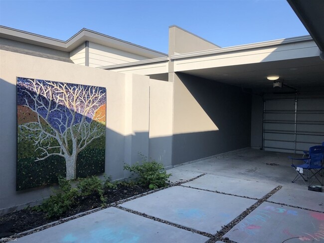 Foto del edificio - 2 br, 1.5 bath Duplex - 6310 Guinevere Drive