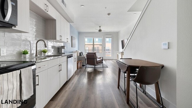 Foto del edificio - 6525 Ed Bluestein Blvd
