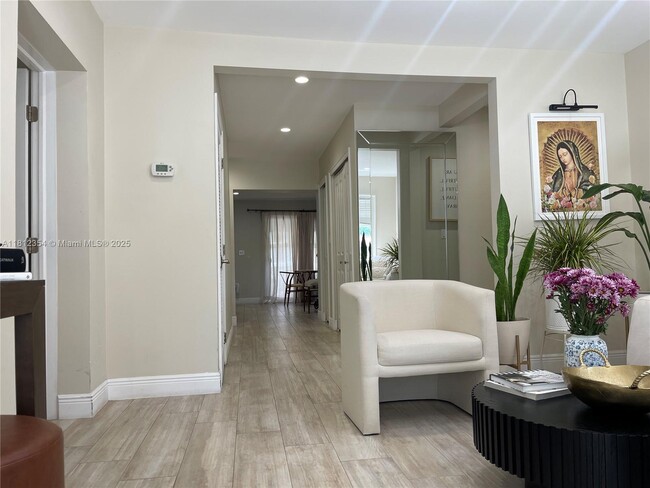 Building Photo - 557 De Leon Dr
