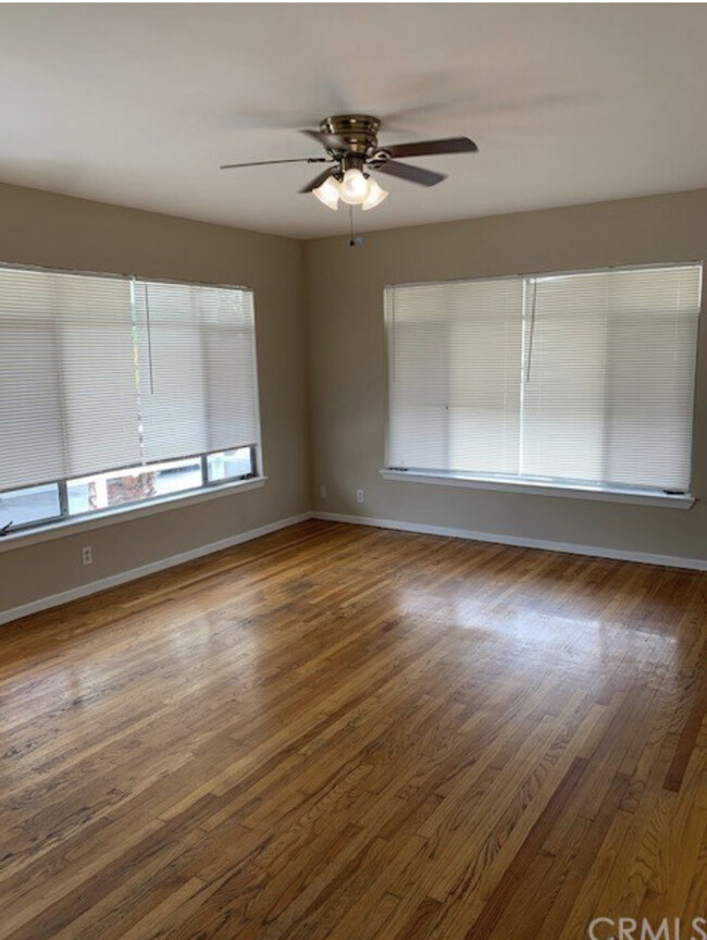 Windows throughout living room - 609 Temple Ave