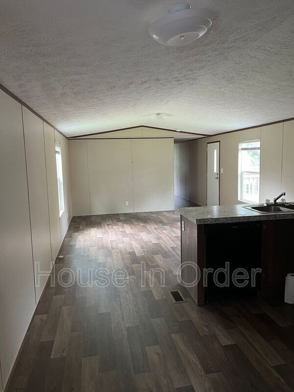 Building Photo - 120 Shamrock Park Dr