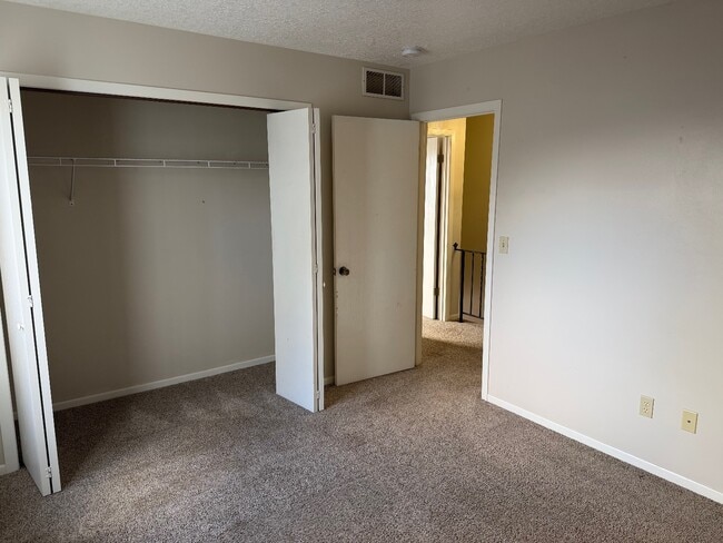 Foto del edificio - 315 E Van Dorn St