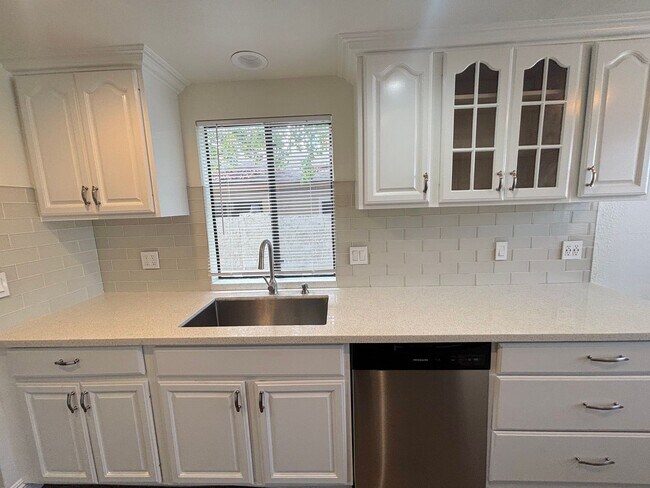 Foto del edificio - 3 Bedroom Condo now available in City of Orange