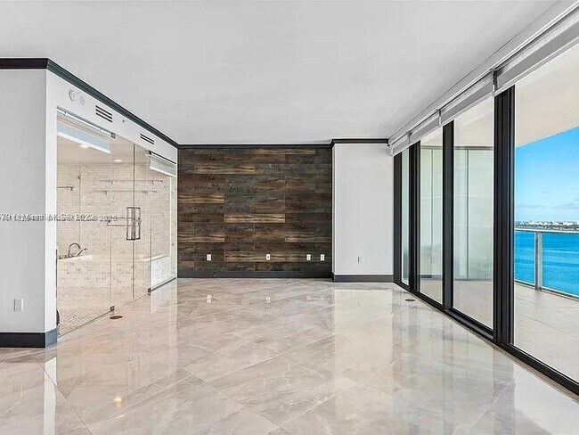Foto del edificio - 650 NE 32nd St