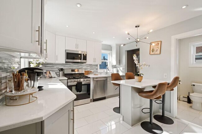 Building Photo - 32 E 44th St