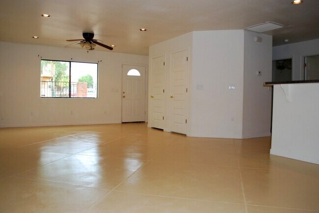 Foto del edificio - Modern 4 Bed 5 Bath Near UofA – Private Baths & Off-Street Parking