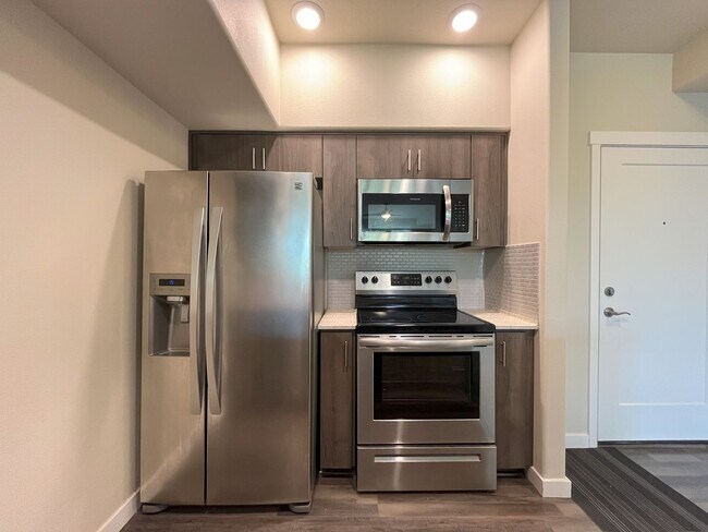 Foto del edificio - Modern 1-Bedroom Apartment with Stylish Fi...