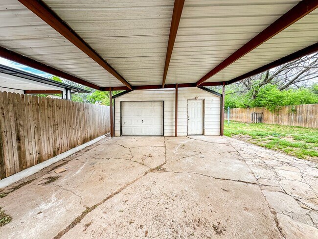 Foto del edificio - Updated 2 Bed 1 Bath - Large Carport and G...