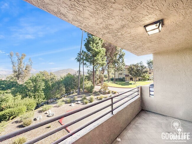 Foto del edificio - Move-In Ready Condo Overlooking The Heights Golf Course