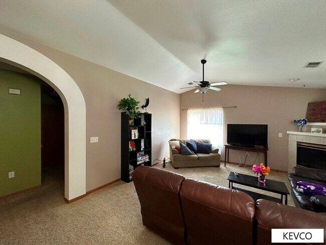 Foto del edificio - Bright and Spacious Condo