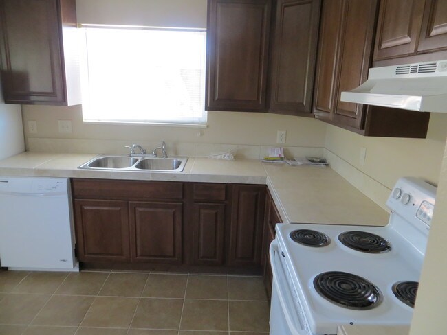 Building Photo - 3 BD/2 BA Duplex in Orem!