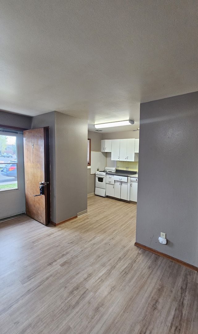 Building Photo - Great 2 Bedroom Apartment just Blocks from Eastern