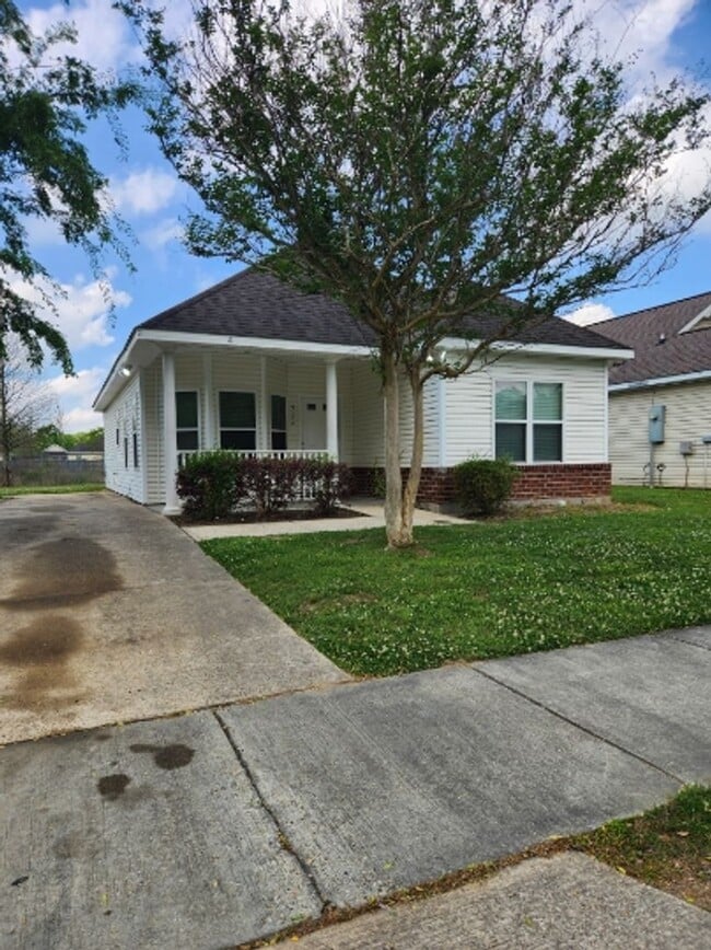 Building Photo - House for Rent