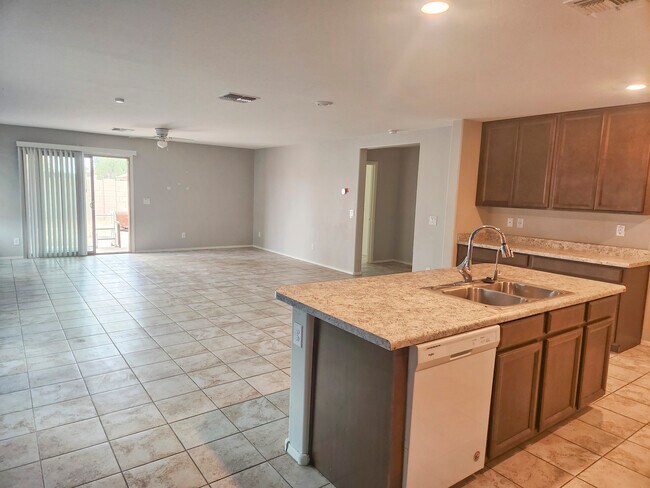 Great Room - 1347 W Pinkley Ave