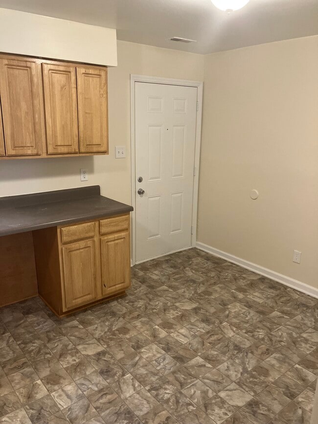 Townhome Kitchen - College Hill Apartments