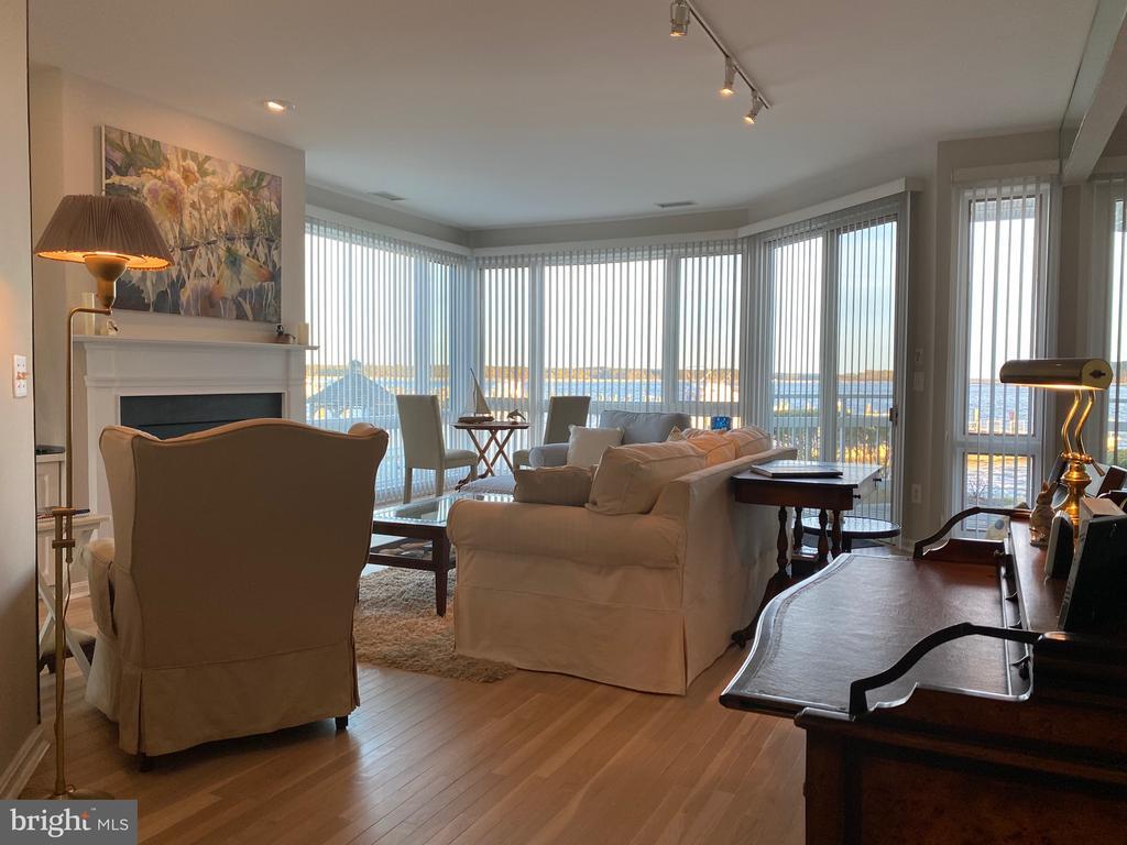 Foto principal - 611 Oyster Cove Dr