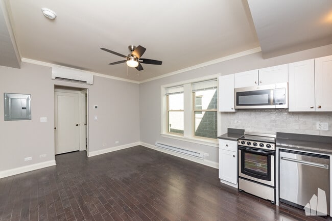 Building Photo - 640 W Wrightwood Ave