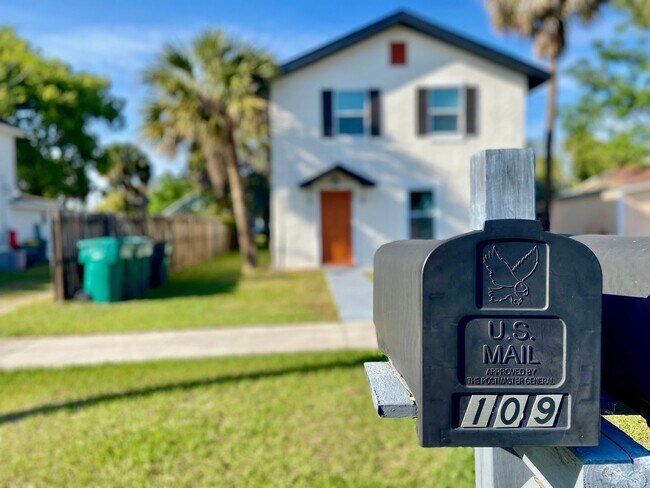 Building Photo - First Floor 2 Bed, 1 Bath Duplex in Eustis!