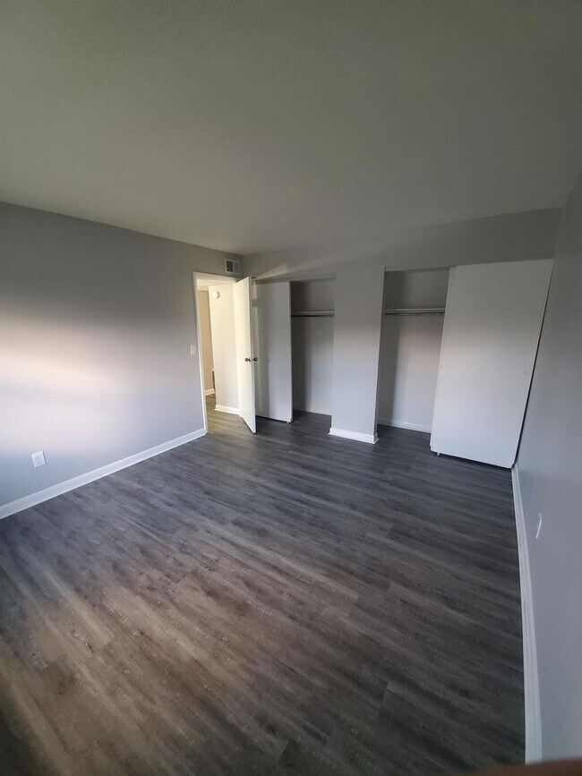 Foto del edificio - 8480 Beech Ave - 1