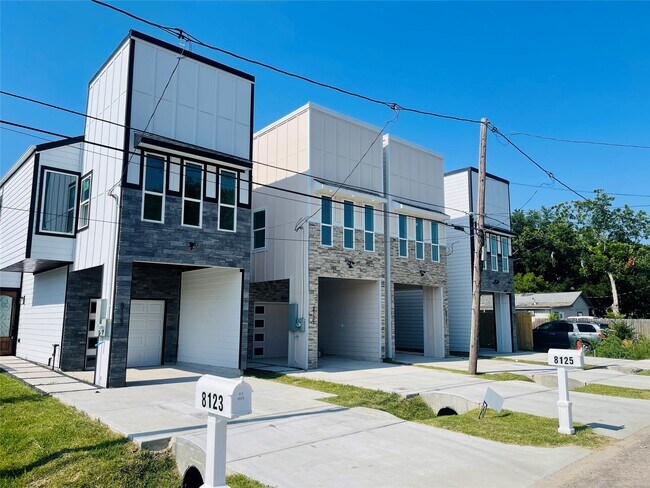 Foto del edificio - 8123 St Louis St