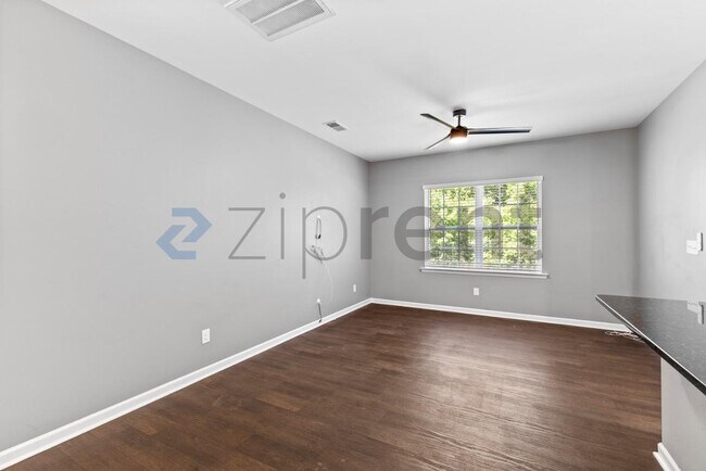 Building Photo - Unit