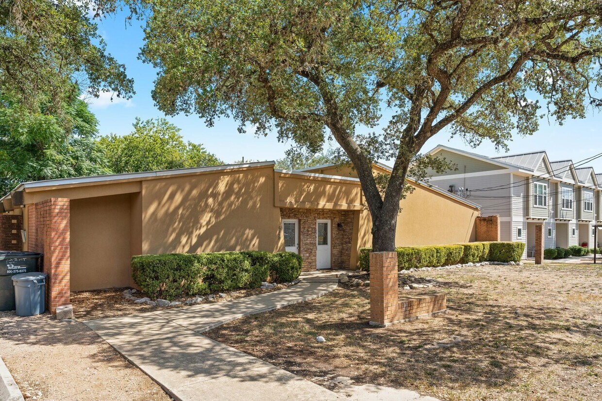 Foto principal - Walk to campus, Walk downtown, Shared Fenced Yard and Courtyard, Flat Rate Utilities!