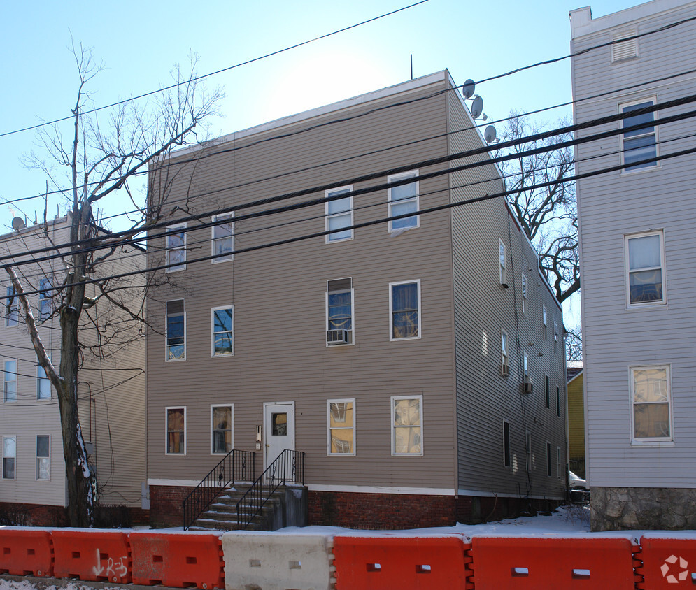 Building Photo - 83 Henry St