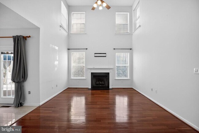 Building Photo - 2323 Springdale Ln