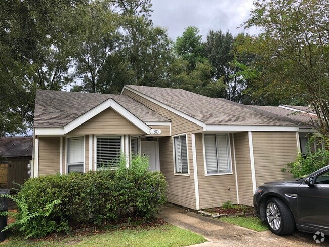 Building Photo - 14216 Woodlands Dr