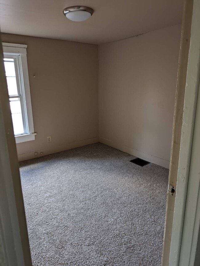 Building Photo - 717 Forest Ave