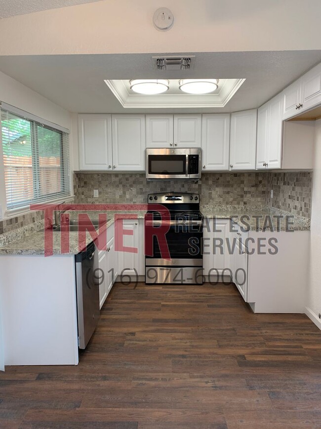 Building Photo - Beautifully Updated 3 Bedroom Home
