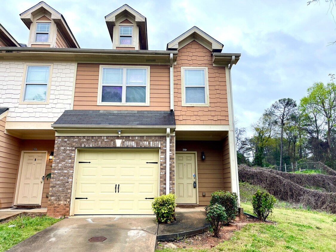 to this charming 3bedroom, 2.5ba... House Rental in Decatur