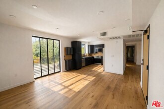 Building Photo - 10867 Fruitland Dr