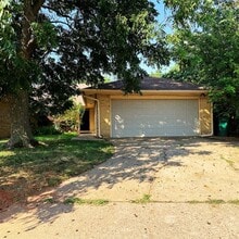 Building Photo - 6928 Woodlake Dr