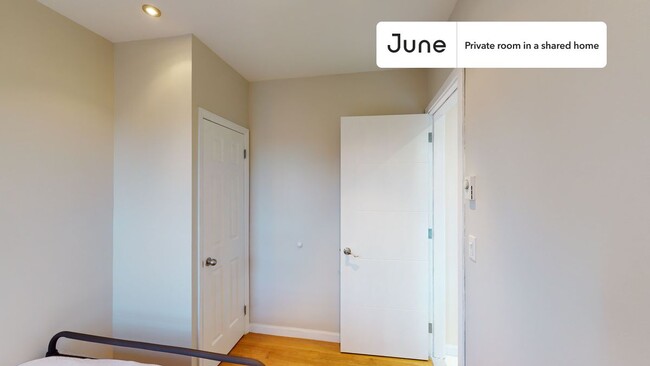 Building Photo - Private bedroom in 3 bed/2 bath Home