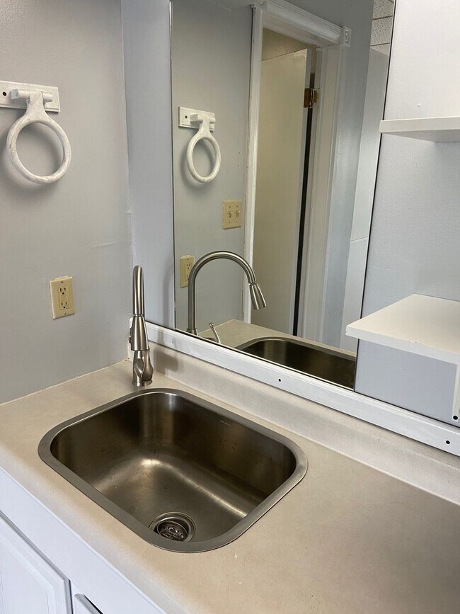 Building Photo - Studio Apartment in Hollister